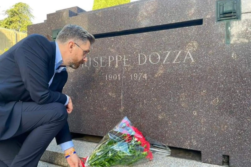 Il sindaco Matteo Lepore sulla tomba di Dozza il giorno dopo la vittoria (Schicchi)