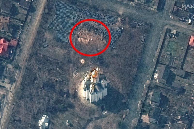 Immagine satellitare di una fossa comune a Bucha (Ansa) 