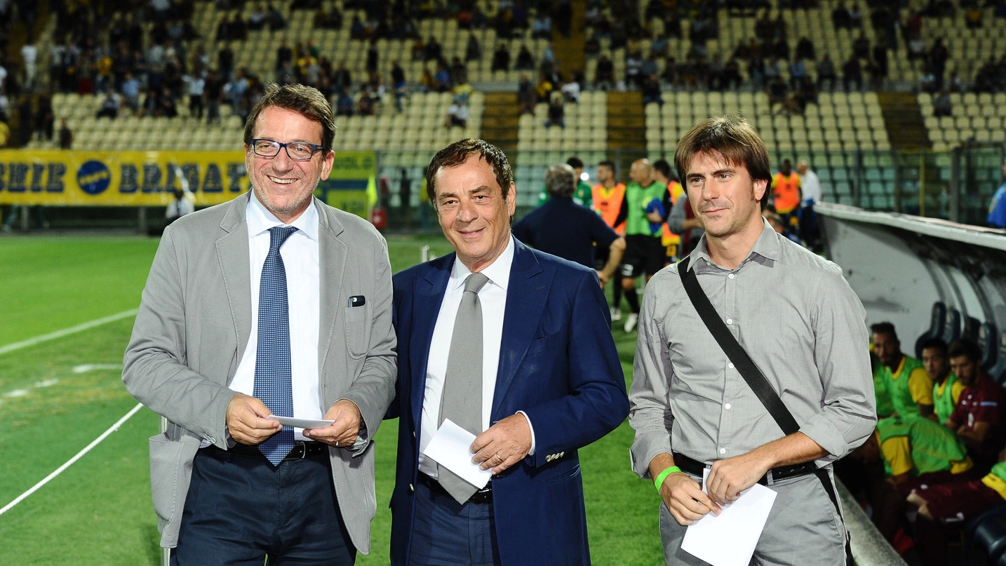 Il sindaco Muzzarelli, il patron gialloblù Caliendo e l’assessore Guerzoni insieme allo stadio Braglia
