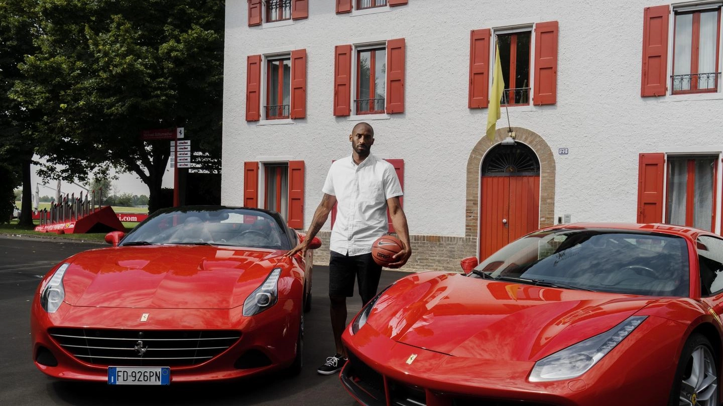 Kobe Bryant con due Ferrari