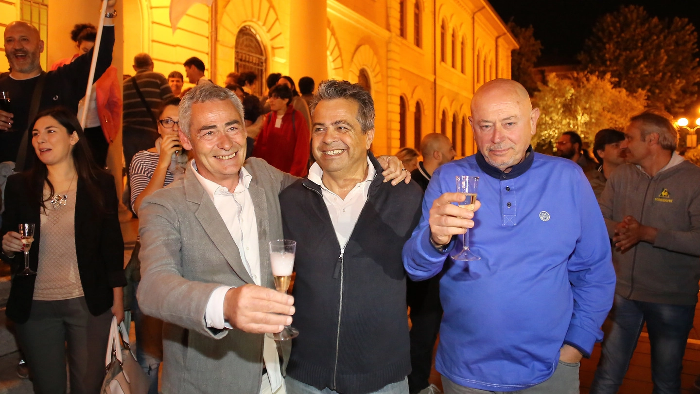 Cattolica, il nuovo sindaco Mariano Gennari festeggia la vittoria (Foto Petrangeli)