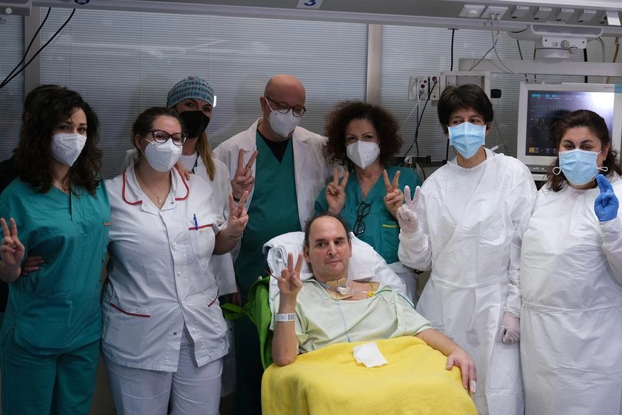 Marcello assieme al personale sanitario di Anestesia e rianimazione del Bellaria