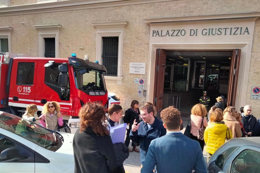 Tribunale evacuato ad Ancona