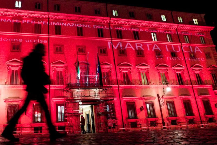 I nomi delle 104 vittime di femminicidi proiettati su Palazzo Chigi