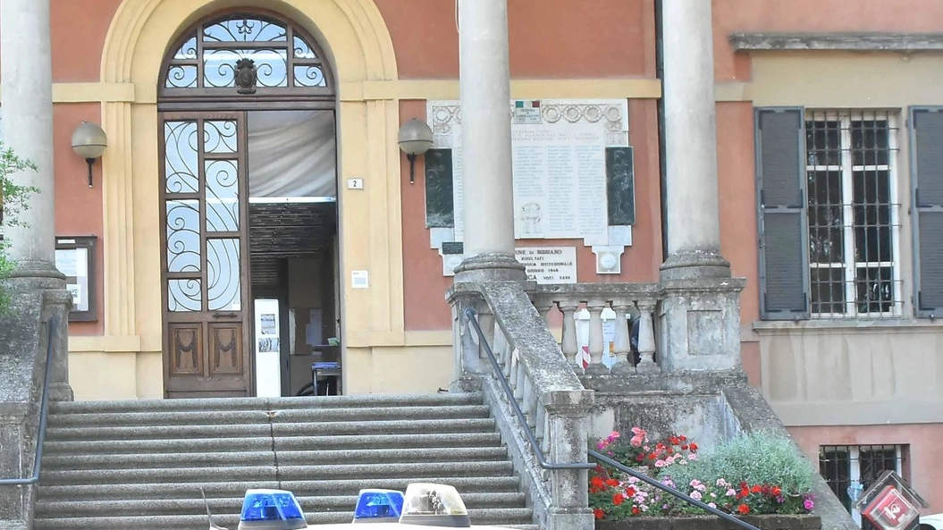 I carabinieri davanti al municipio  di Bibbiano nei giorni in cui venne arrestato Carletti