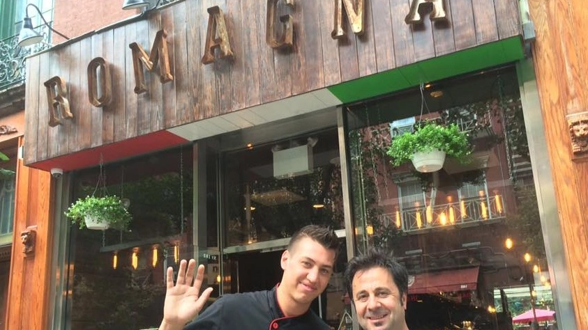 Lorenzo Lorenzi posa con il Mago Forrest davanti al suo ristorante