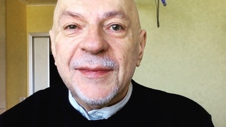 Mauro Coruzzi, in arte Platinette, posta un selfie sui social "La faccia della domenica"