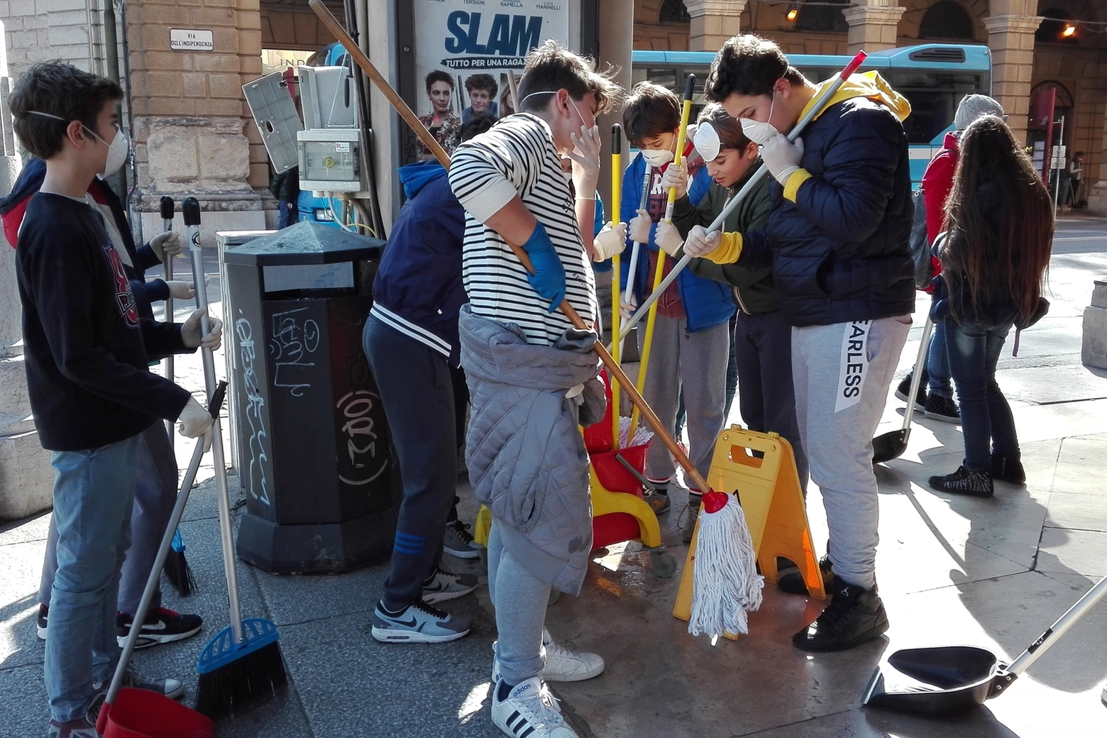 Bologna, alunni puliscono i portici di via Indipendenza