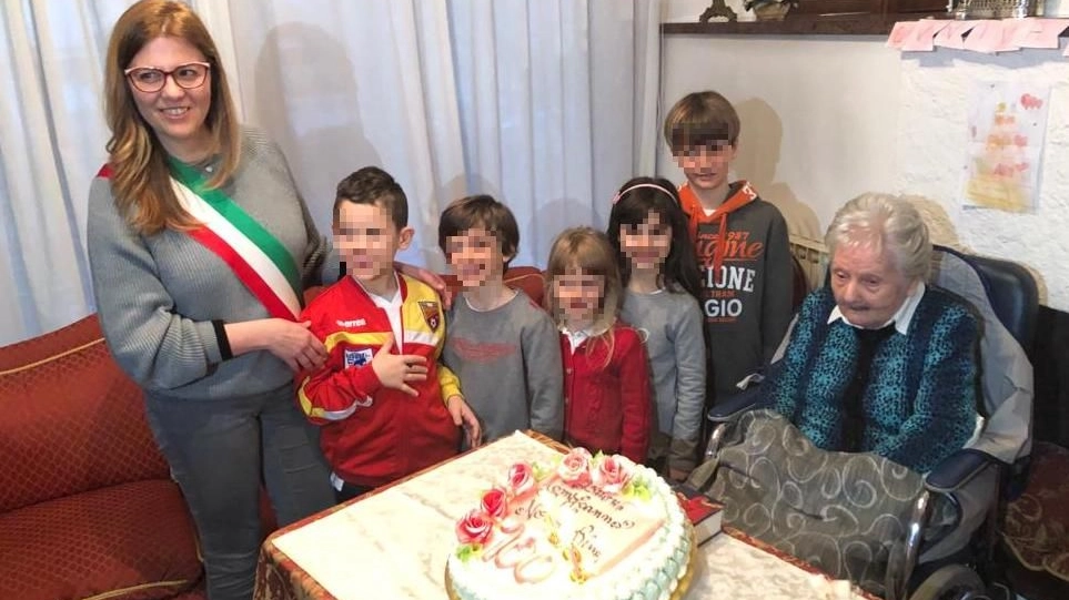 Il sindaco Maura Veronese spegne le candeline assieme alla famiglia e a Rina Zanellato