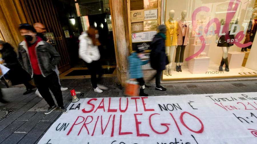 Una protesta contro il costo dei tamponi e delle mascherine a Napoli