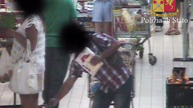 Il voyeur del supermercato di Fano (foto della Polizia)