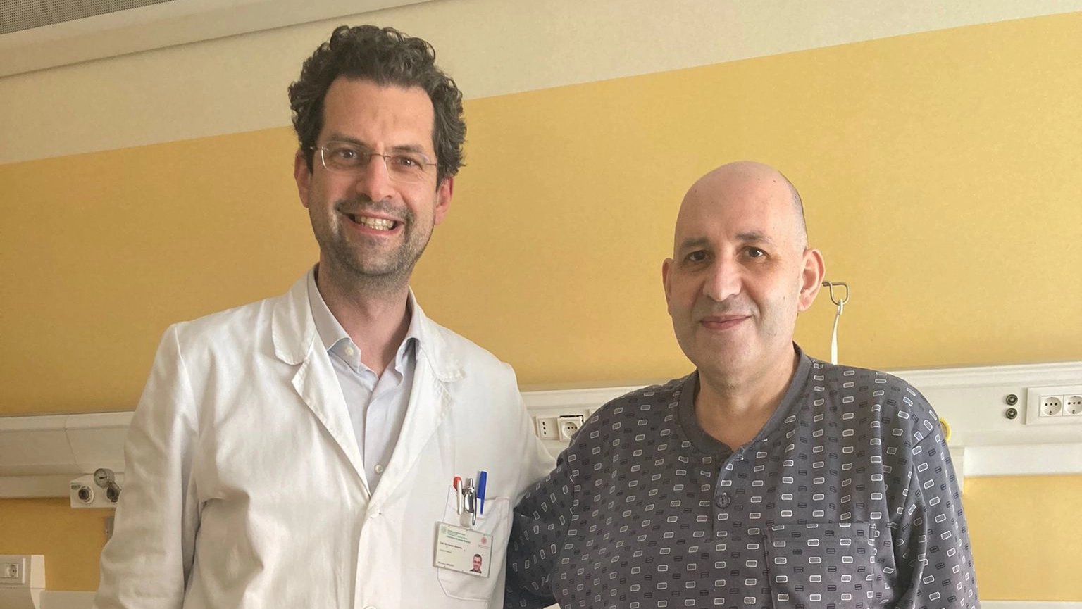 Il Dottor Massimo Del Gaudio e il paziente al Sant'Orsola: all'uomo è stato asportato un sarcoma di 30 kg
