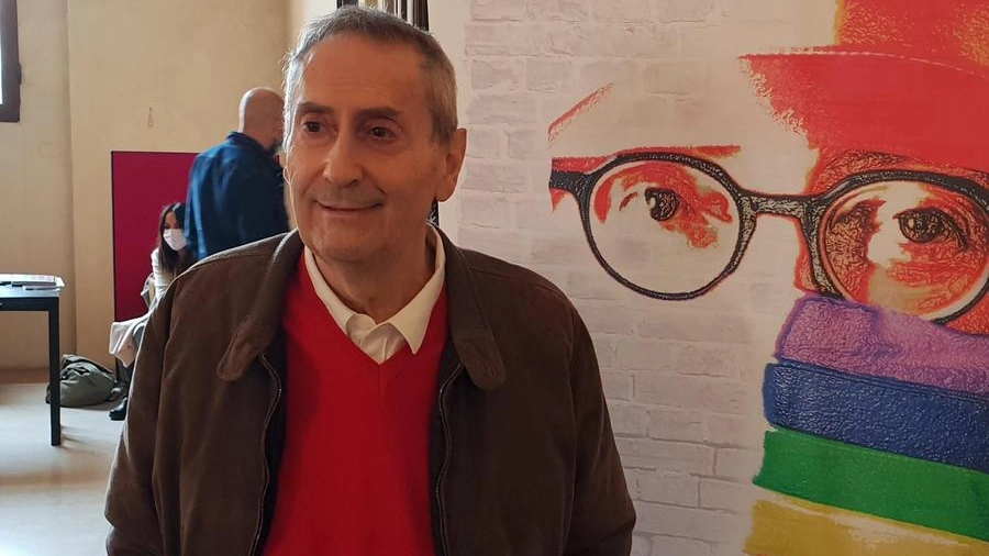 Franco Grillini davanti al poster di "Let’s kiss", documentario sulla sua vita