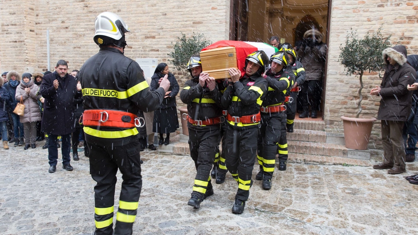 La bara di Roberto Torregiani portata a spalla dai colleghi all’uscita dalla chiesa di San Francesco (foto Paciaroni) 