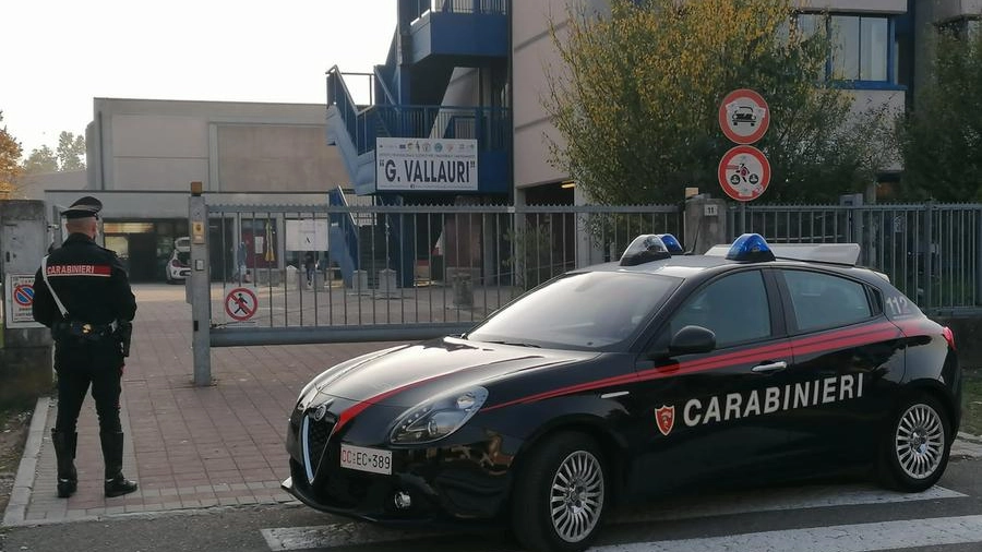 Carabinieri davanti al polo scolastico di Carpi