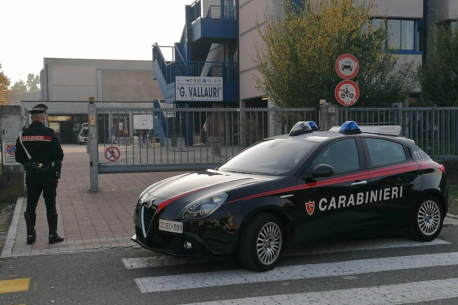 Carabinieri davanti al polo scolastico di Carpi