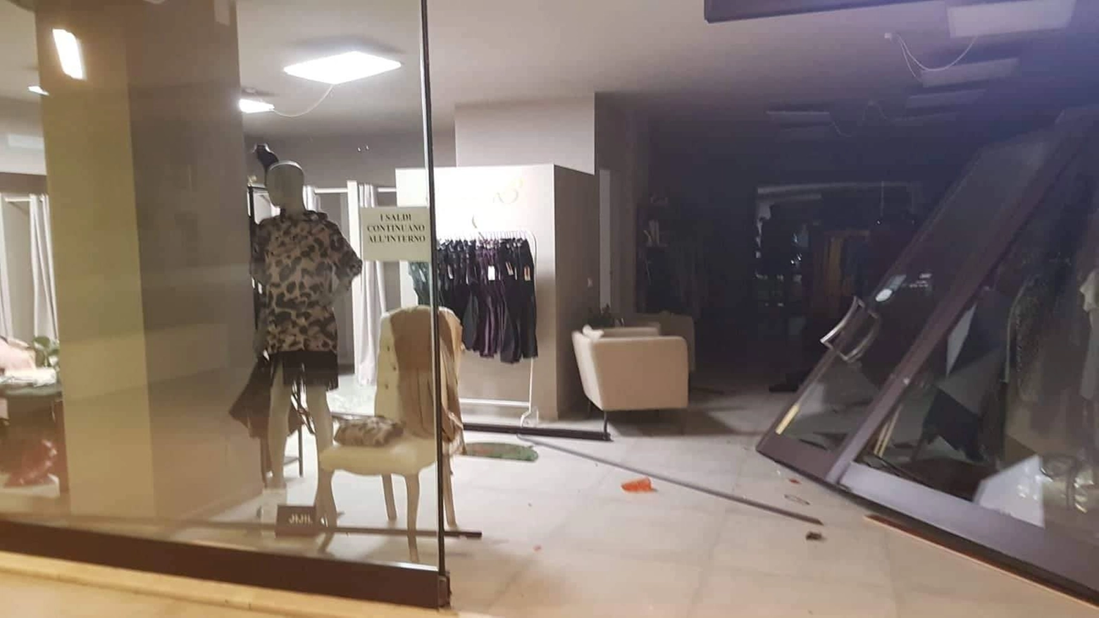 La vetrina sfondata al negozio di abbigliamento 'Lato B' (foto Zeppilli)