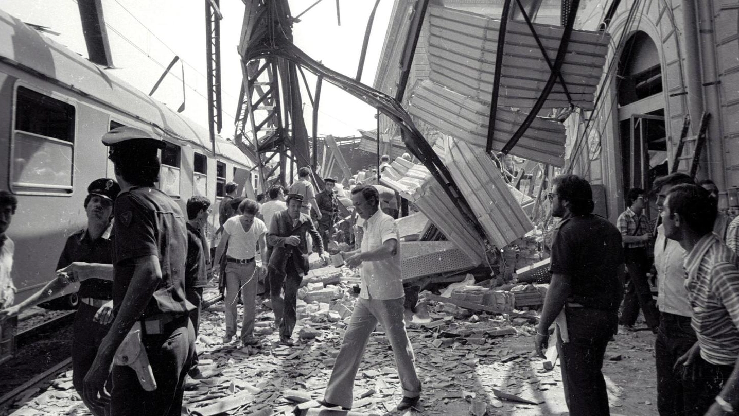 Soccorritori subito dopo la strage di Bologna del 2 agosto 1980 (foto Ansa)