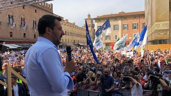 Matteo Salvini sul palco a Ferrara