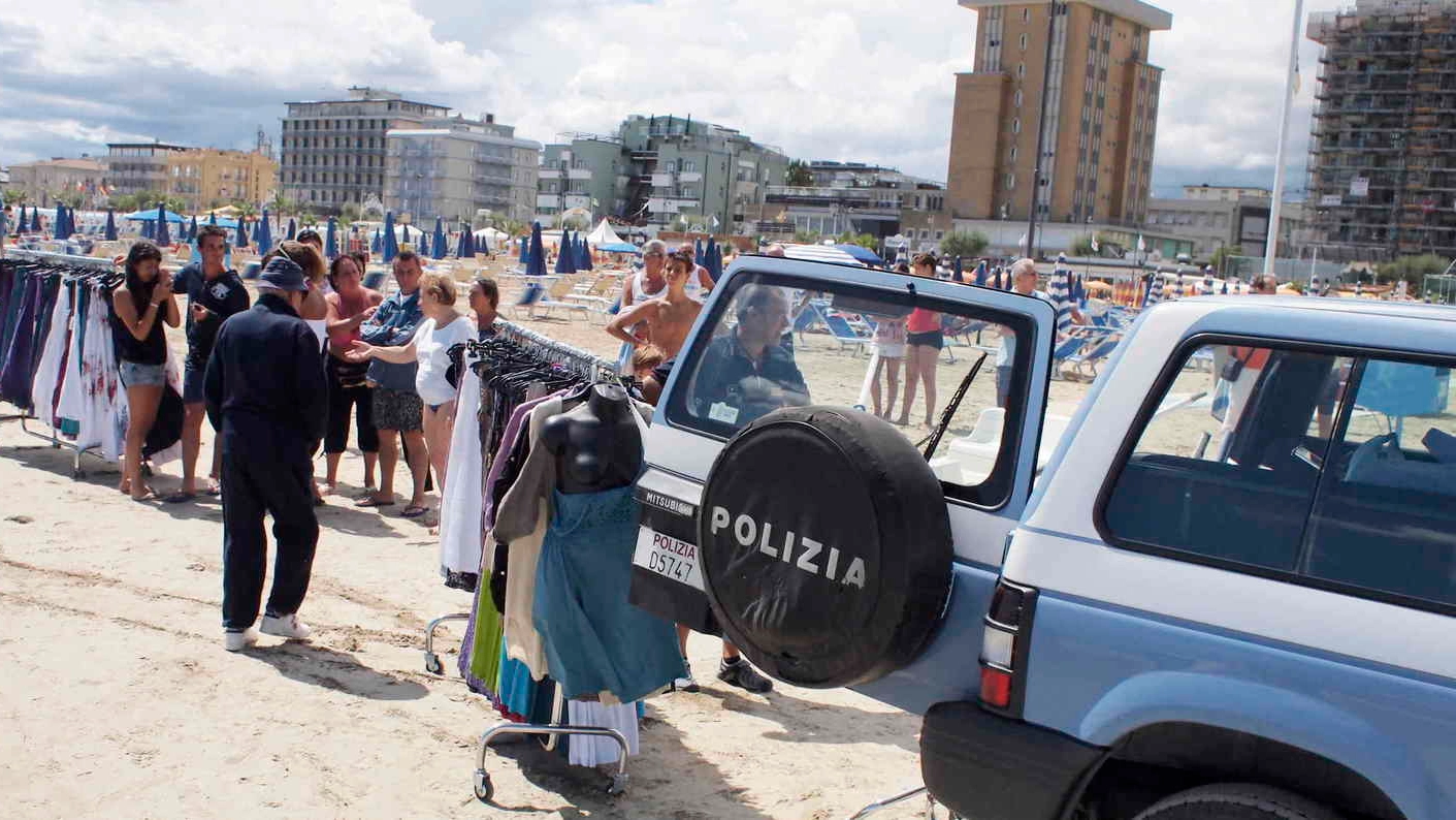 Mentre era impegnata nei controlli anti abusivi, la squadra nautica della polizia è intervenuta ieri per arrestare il ladro di scooter
