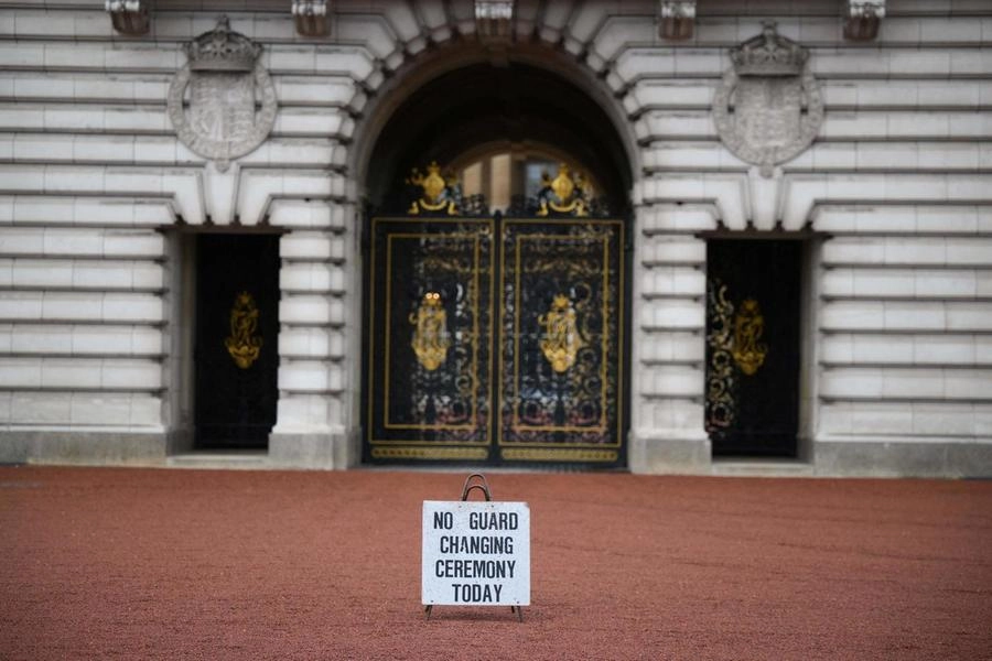 'No guard changing today'. Il cartello davanti a Buckingham Palace