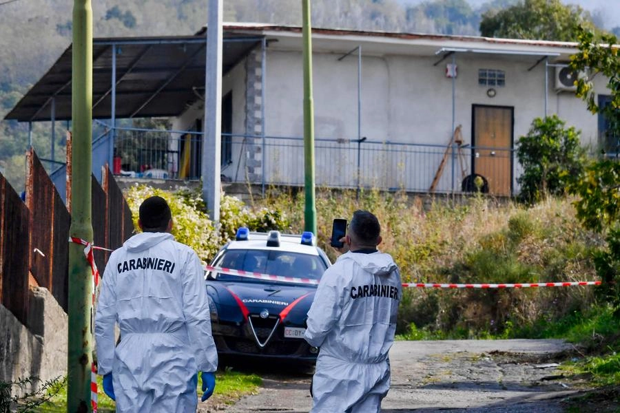 Carabinieri e specialisti del reparto della Scientifica sul luogo del duplice omicidio