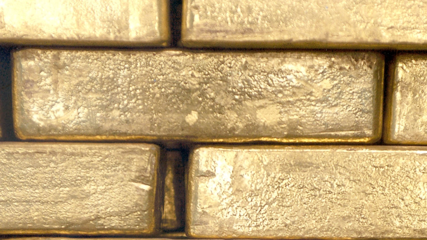 Trovati lingotti d’oro nella valigia di una donna all’aeroporto di Bologna. Oro in lingotti in una foto d’archivio Ansa
