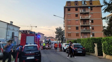 Incendio Novi di Modena, palazzo in fiamme: 16 intossicati