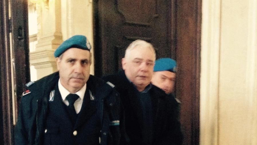 Don Panini esce dall’aula dopo la sentenza della Corte d’Assise d’Appello a Bologna (Fotofiocchi)