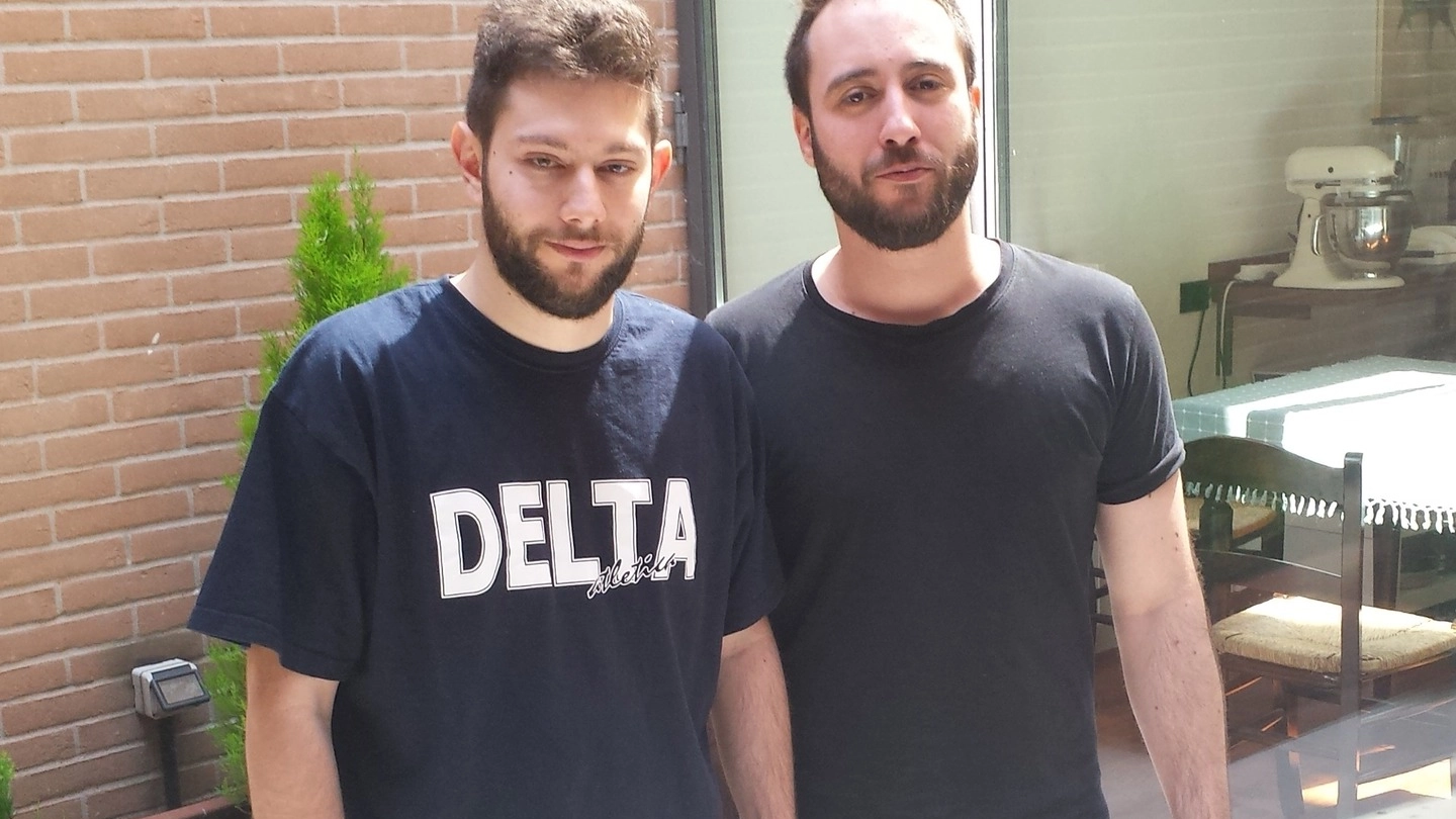 Alessandro e Andrea Manfredini, fratelli la cui casa di via Beethoven (nel riquadro) è stata rapinata ieri sera