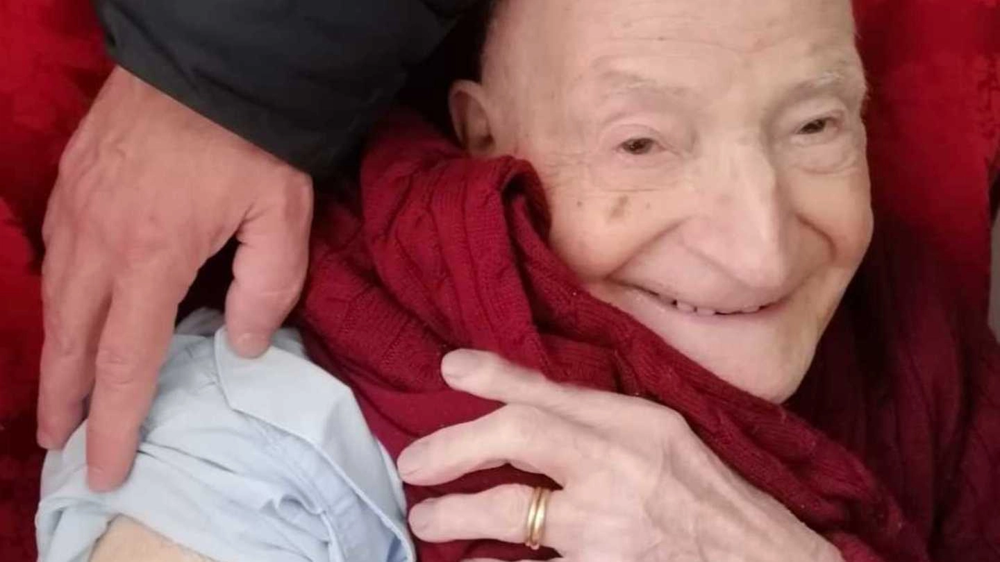 Il primo a ricevere il vaccino a casa nelle Marche: il maestro ha 106 anni