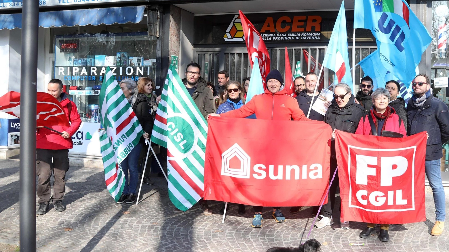 I lavoratori Acer a Ravenna incrociano le braccia per chiedere il rinnovo del contratto e più risorse per l'emergenza abitativa. I sindacati ribadiscono l'importanza di valorizzare il diritto alla casa.