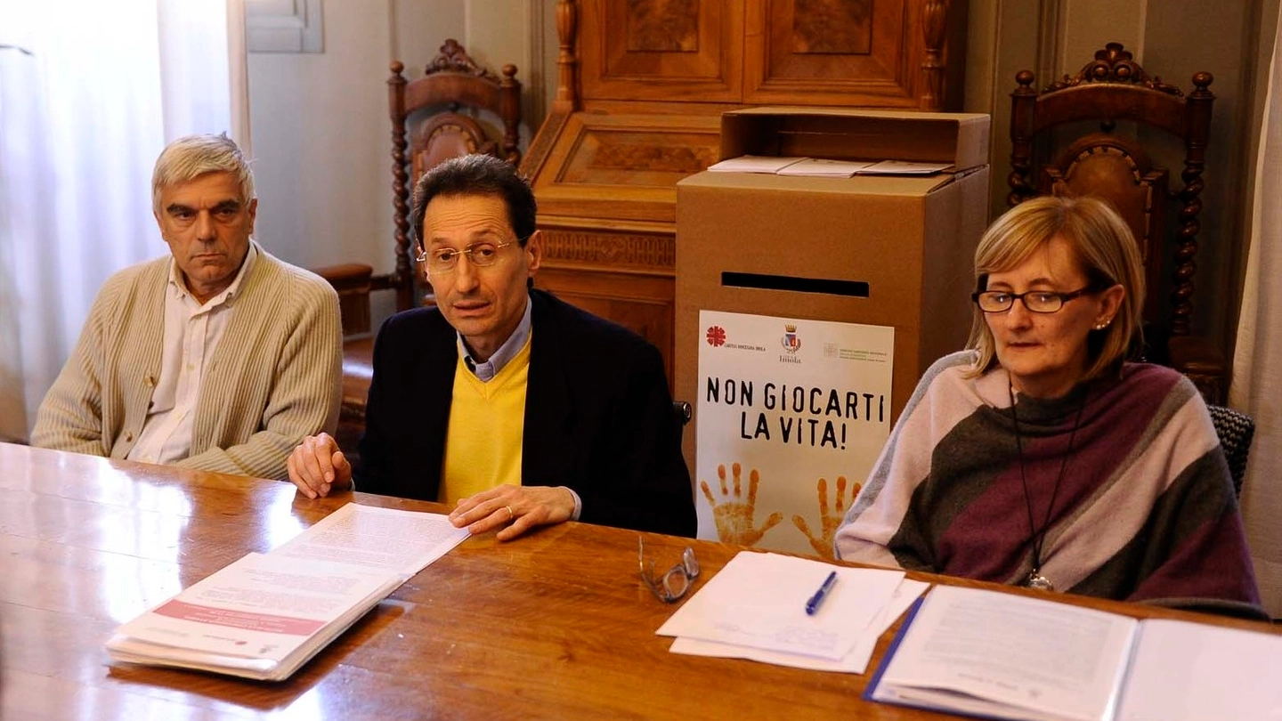 Da sinistra: Stefano Gardenghi (Ausl), il direttore della Caritas Luca Gabbi e l’assessore Elisabetta Marchetti