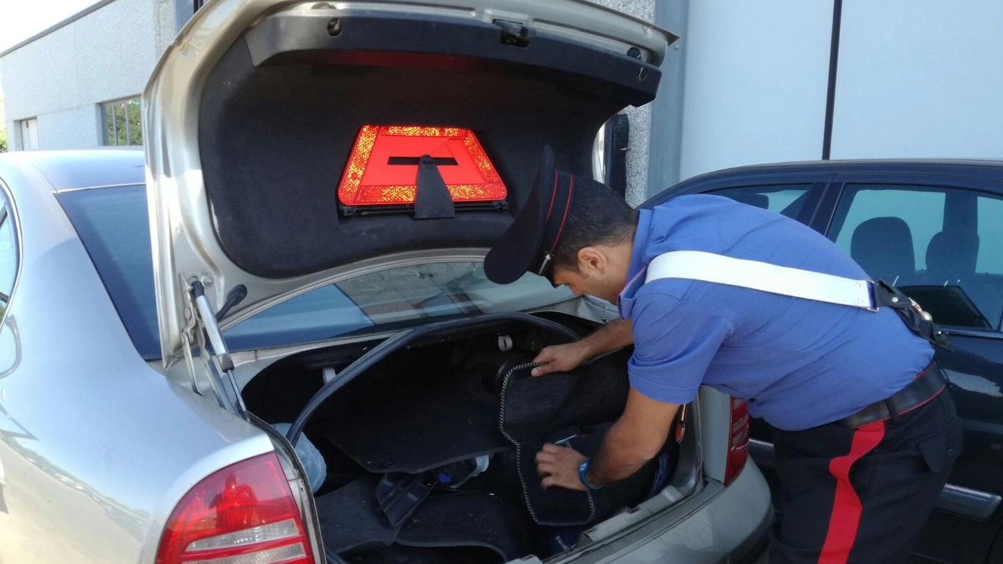 Imola, i carabinieri scoprono 13 chili di droga nel bagagliaio di un’auto