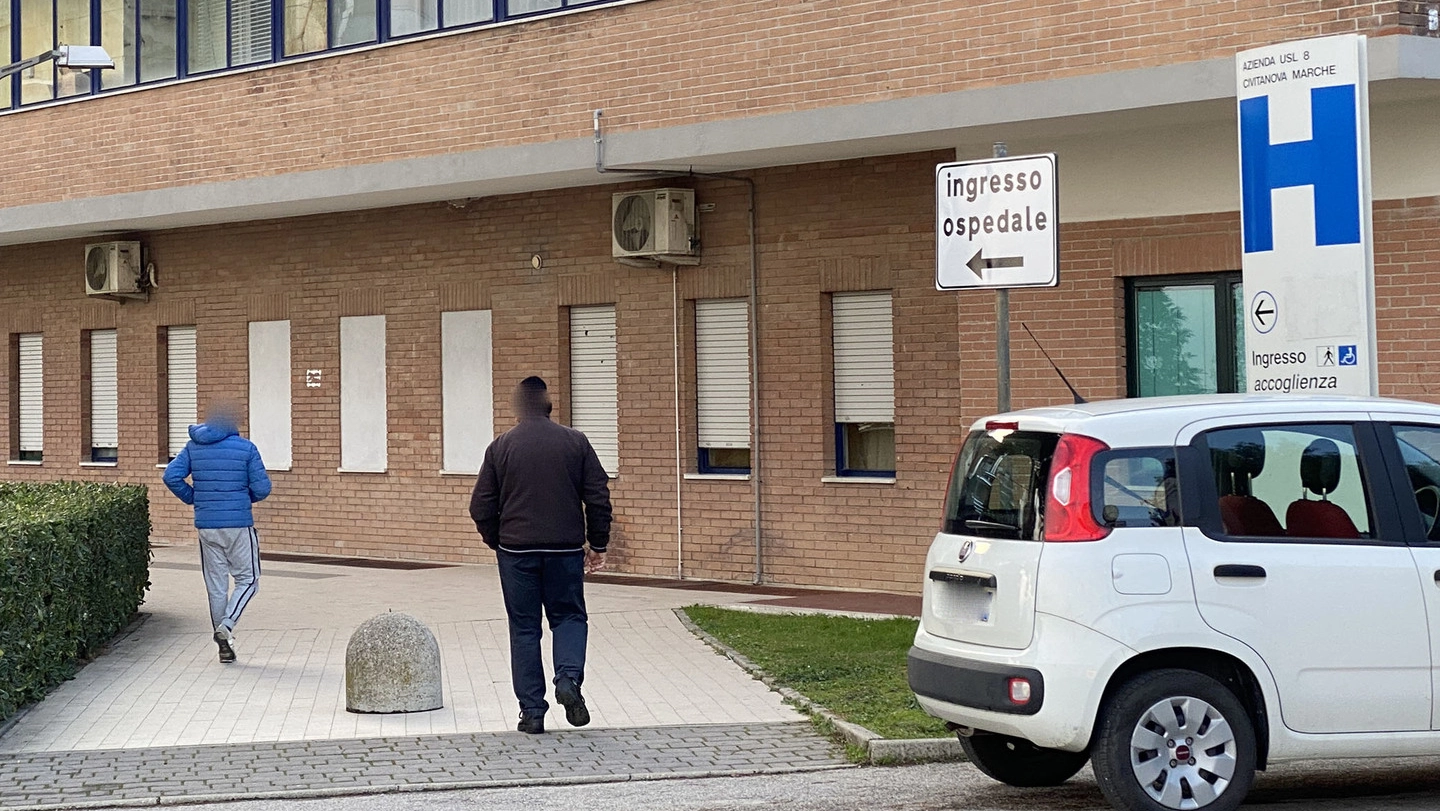 L’ingresso dell’ospedale di Civitanova: la tragedia si è consumata nella notte tra domenica e ieri (foto De Marco)