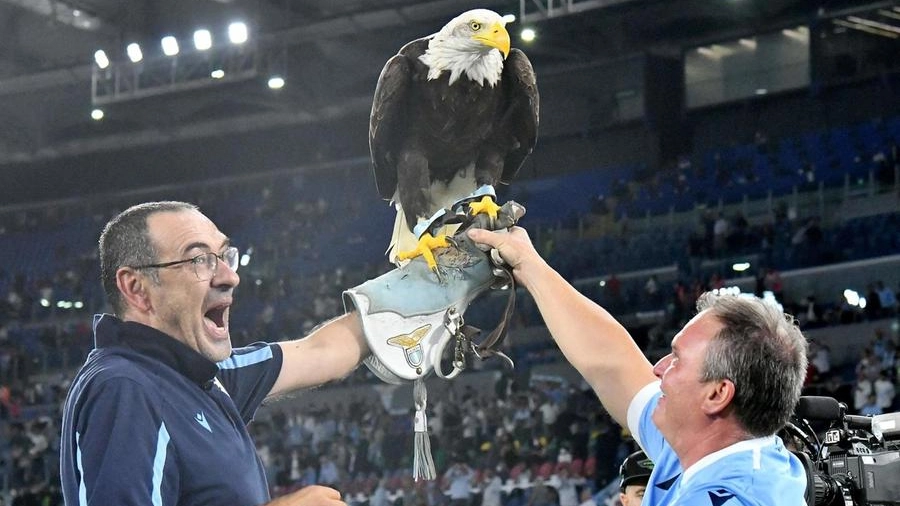 Maurizio Sarri con Olimpia, l'aquila simbolo della Lazio (Ansa)