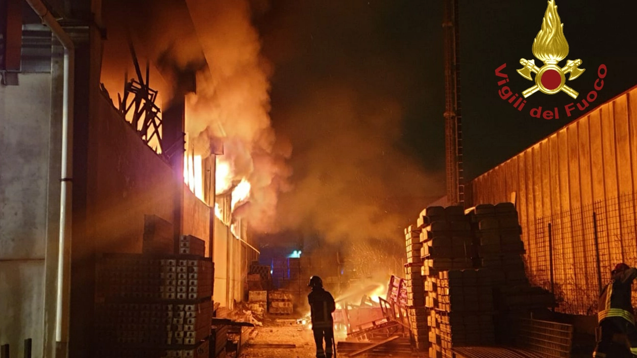 L'incendio nella notte al magazzino dell'Edilgrosso a Fiorano