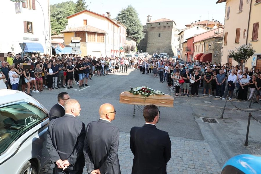 Un intero paese ai funerali di Fabio Cappai (Isolapress)