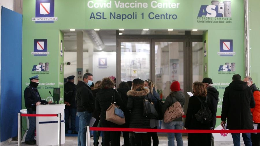 Napoli: persone in fila alla Mostra d'Oltremare per vaccinarsi contro il Covid (ImagoE)