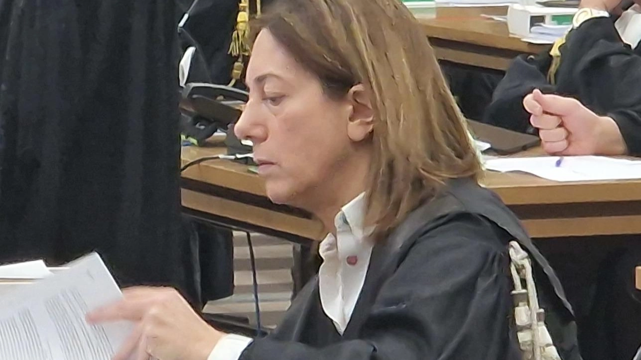 Sopra il sostituto procuratore Valentina Salvi, che ha portato avanti l’indagine dopo la denuncia della giovane