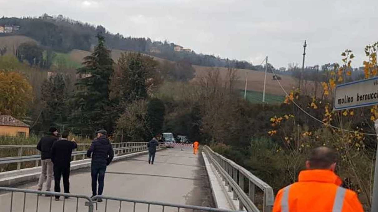 Il ponte di Marazzano chiuso ieri collega i comuni di Gemmano e Montescudo-Montecolombo