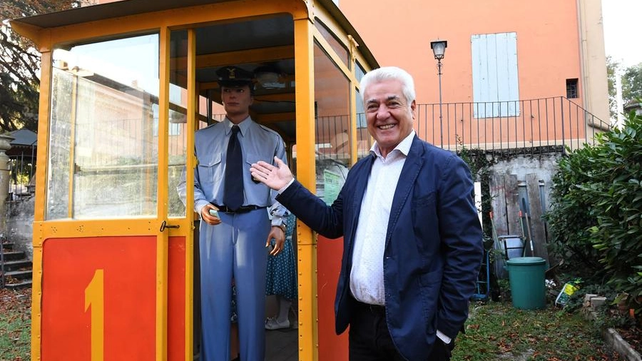 Piero Ingenni con una delle cabine originali, restaurata; a bordo, un manichino in divisa