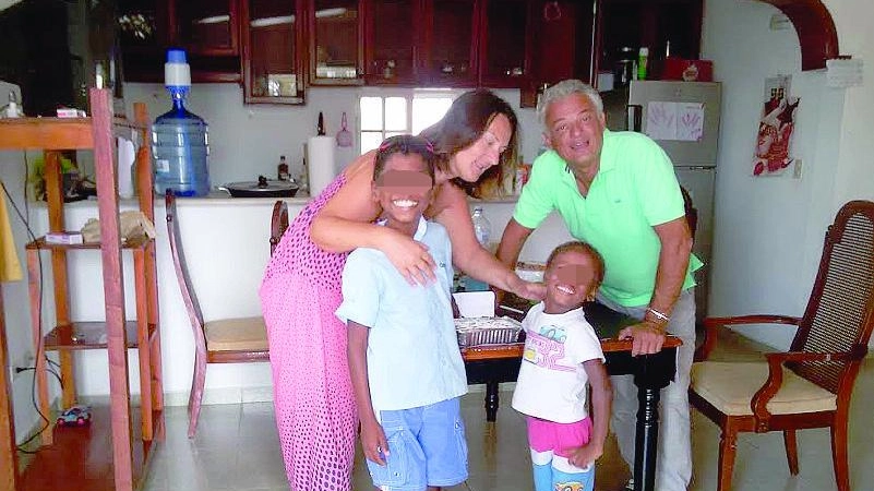 Maria Luisa Capomasi e Robert Corsalini con i bimbi adottati a Santo Domingo