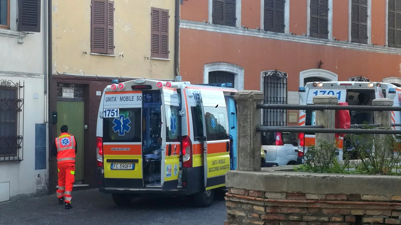 Le ambulanze in piazza Garibaldi a Orciano