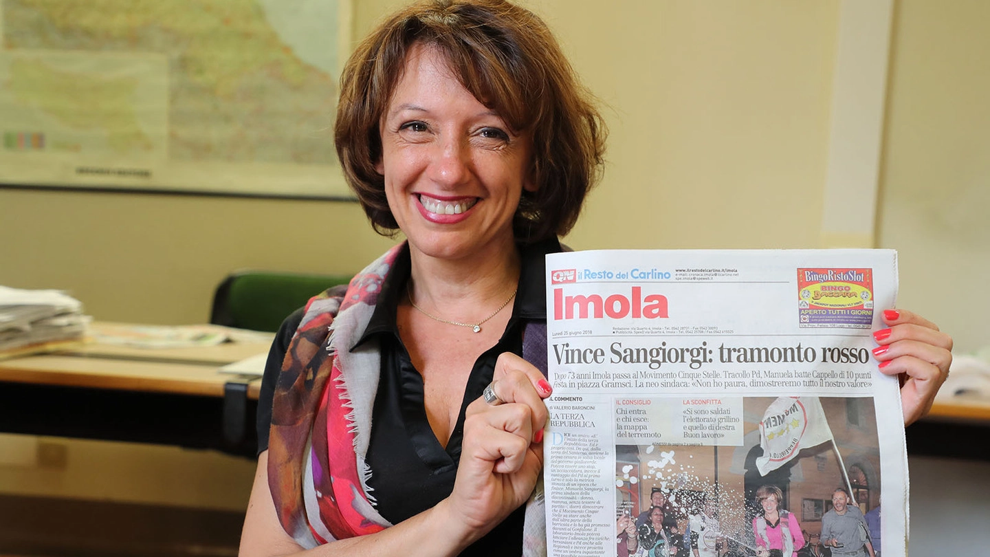 La sindaca Manuela Sangiorgi con la prima pagina del Carlino (foto Isolapress)