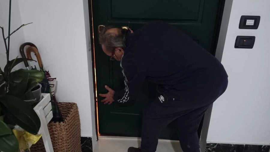 Un residente indica i segni della colla sulla porta