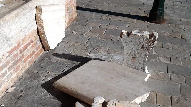 La panchina in marmo distrutta al parco Neruda di Offida