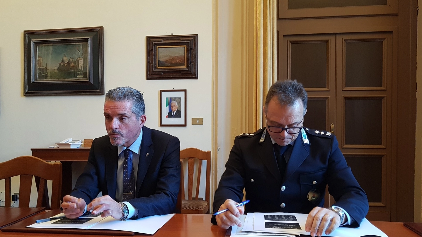 Il sindaco Paolo Lucchi insieme al comandante della polizia municipale Gianni Colloredo