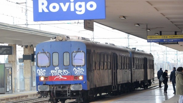 Un treno in sosta alla stazione dei treni sulla linea Rovigo-Chioggia