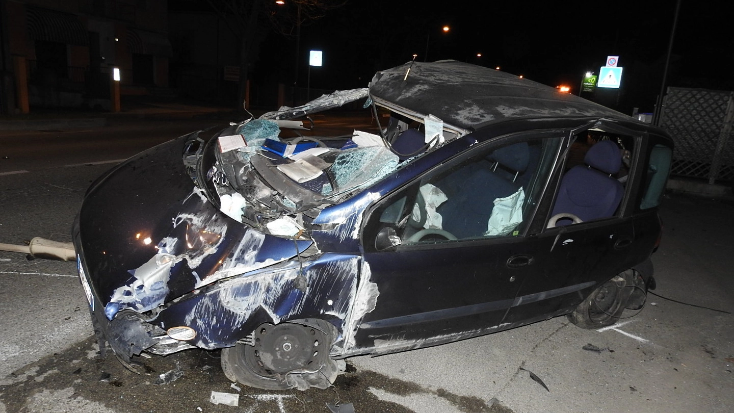 L’auto della famiglia, distrutta dopo l’incidente in via De’ Brozzi